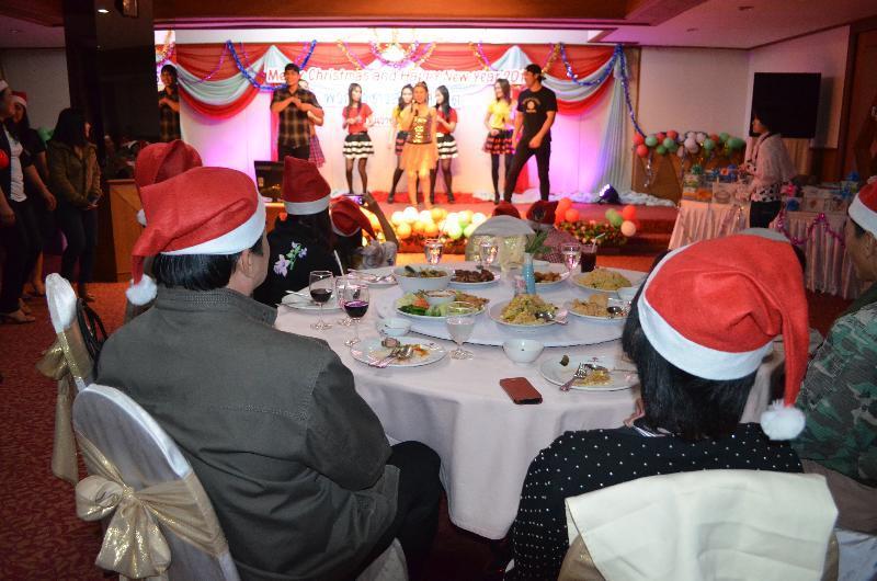 ภาพถ่าย ใช้ปุ่มลูกศร ซ้าย หรือ ขวา เลื่อนภาพถ่าย หรือปุ่มสามเหลี่ยมฉายภาพอัตโนมัติ  ถ้าต้องการบันทึกภาพ ใช้เมาส์คลิกขวาเลือกหัวข้อ  เป็นรูปภาพเป็น.. หรือ save as.. แสดงเต็มจอภาพ กุดปุ่ม F11 