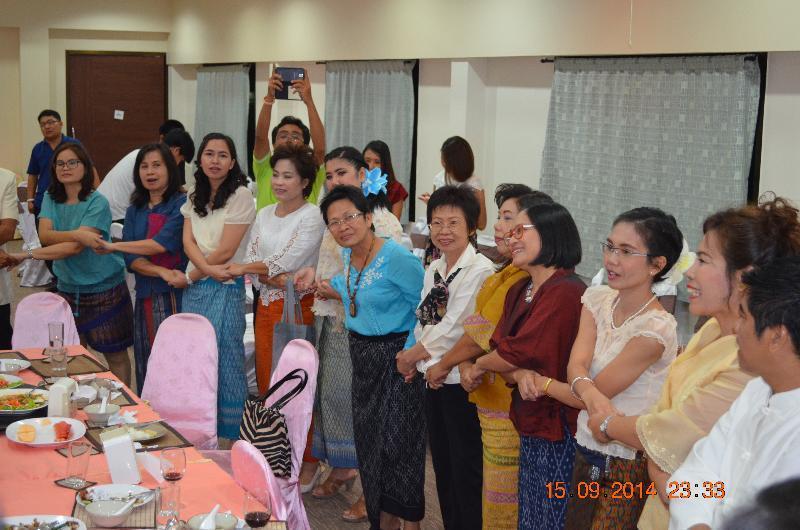 ภาพถ่าย ใช้ปุ่มลูกศร ซ้าย หรือ ขวา เลื่อนภาพถ่าย หรือปุ่มสามเหลี่ยมฉายภาพอัตโนมัติ  ถ้าต้องการบันทึกภาพ ใช้เมาส์คลิกขวาเลือกหัวข้อ  เป็นรูปภาพเป็น.. หรือ save as.. แสดงเต็มจอภาพ กุดปุ่ม F11 