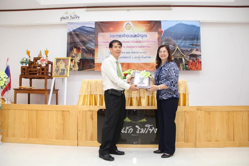 ภาพถ่าย ใช้ปุ่มลูกศร ซ้าย หรือ ขวา เลื่อนภาพถ่าย หรือปุ่มสามเหลี่ยมฉายภาพอัตโนมัติ  ถ้าต้องการบันทึกภาพ ใช้เมาส์คลิกขวาเลือกหัวข้อ  เป็นรูปภาพเป็น.. หรือ save as.. แสดงเต็มจอภาพ กุดปุ่ม F11 