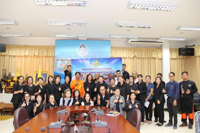 ภาพถ่าย ใช้ปุ่มลูกศร ซ้าย หรือ ขวา เลื่อนภาพถ่าย หรือปุ่มสามเหลี่ยมฉายภาพอัตโนมัติ  ถ้าต้องการบันทึกภาพ ใช้เมาส์คลิกขวาเลือกหัวข้อ  เป็นรูปภาพเป็น.. หรือ save as.. แสดงเต็มจอภาพ กุดปุ่ม F11 