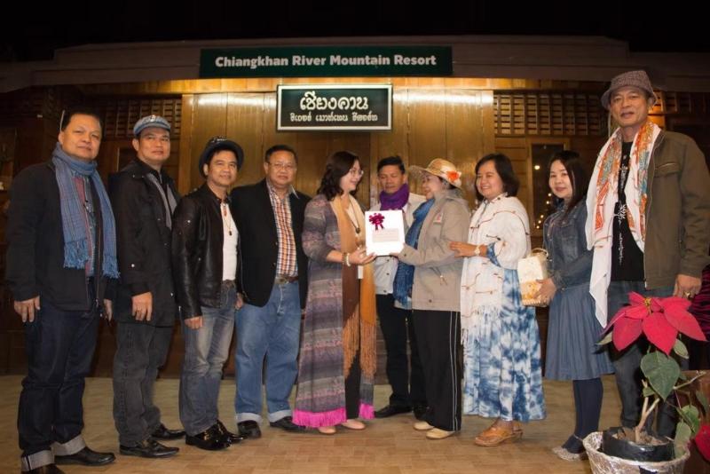 ภาพถ่าย ใช้ปุ่มลูกศร ซ้าย หรือ ขวา เลื่อนภาพถ่าย หรือปุ่มสามเหลี่ยมฉายภาพอัตโนมัติ  ถ้าต้องการบันทึกภาพ ใช้เมาส์คลิกขวาเลือกหัวข้อ  เป็นรูปภาพเป็น.. หรือ save as.. แสดงเต็มจอภาพ กุดปุ่ม F11 