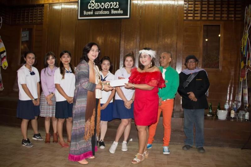 ภาพถ่าย ใช้ปุ่มลูกศร ซ้าย หรือ ขวา เลื่อนภาพถ่าย หรือปุ่มสามเหลี่ยมฉายภาพอัตโนมัติ  ถ้าต้องการบันทึกภาพ ใช้เมาส์คลิกขวาเลือกหัวข้อ  เป็นรูปภาพเป็น.. หรือ save as.. แสดงเต็มจอภาพ กุดปุ่ม F11 