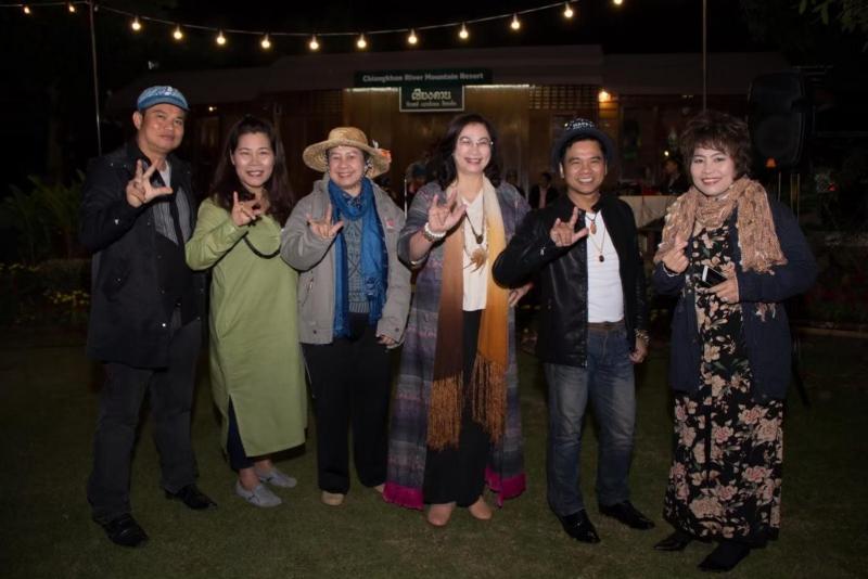 ภาพถ่าย ใช้ปุ่มลูกศร ซ้าย หรือ ขวา เลื่อนภาพถ่าย หรือปุ่มสามเหลี่ยมฉายภาพอัตโนมัติ  ถ้าต้องการบันทึกภาพ ใช้เมาส์คลิกขวาเลือกหัวข้อ  เป็นรูปภาพเป็น.. หรือ save as.. แสดงเต็มจอภาพ กุดปุ่ม F11 