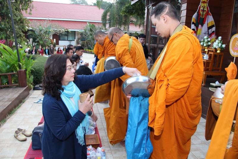 ภาพถ่าย ใช้ปุ่มลูกศร ซ้าย หรือ ขวา เลื่อนภาพถ่าย หรือปุ่มสามเหลี่ยมฉายภาพอัตโนมัติ  ถ้าต้องการบันทึกภาพ ใช้เมาส์คลิกขวาเลือกหัวข้อ  เป็นรูปภาพเป็น.. หรือ save as.. แสดงเต็มจอภาพ กุดปุ่ม F11 