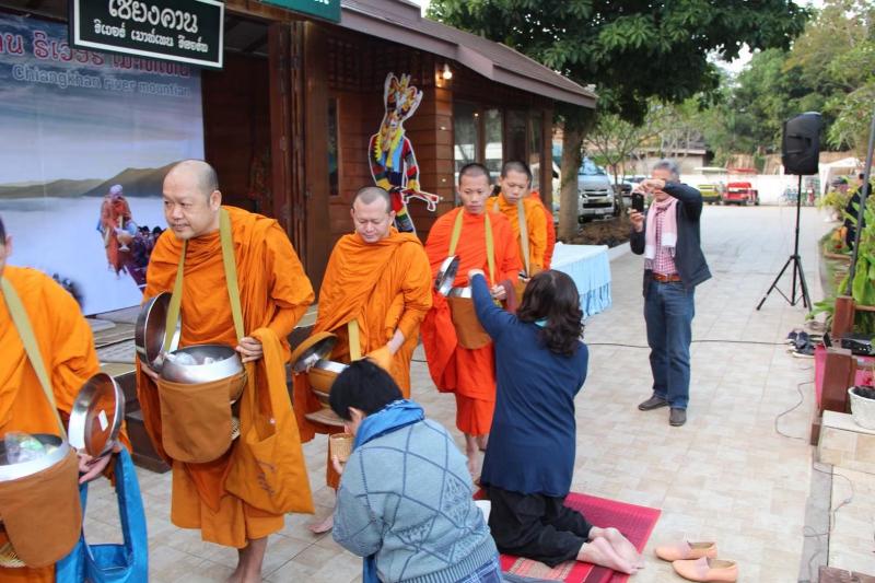 ภาพถ่าย ใช้ปุ่มลูกศร ซ้าย หรือ ขวา เลื่อนภาพถ่าย หรือปุ่มสามเหลี่ยมฉายภาพอัตโนมัติ  ถ้าต้องการบันทึกภาพ ใช้เมาส์คลิกขวาเลือกหัวข้อ  เป็นรูปภาพเป็น.. หรือ save as.. แสดงเต็มจอภาพ กุดปุ่ม F11 