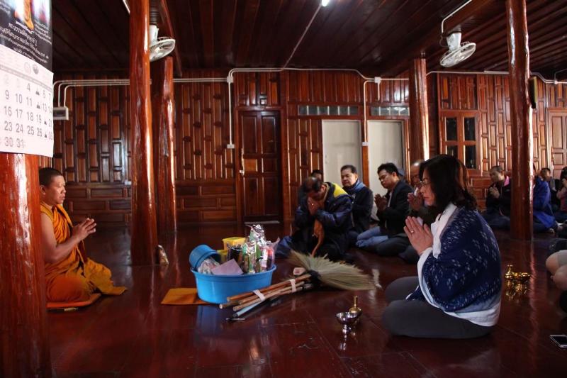 ภาพถ่าย ใช้ปุ่มลูกศร ซ้าย หรือ ขวา เลื่อนภาพถ่าย หรือปุ่มสามเหลี่ยมฉายภาพอัตโนมัติ  ถ้าต้องการบันทึกภาพ ใช้เมาส์คลิกขวาเลือกหัวข้อ  เป็นรูปภาพเป็น.. หรือ save as.. แสดงเต็มจอภาพ กุดปุ่ม F11 