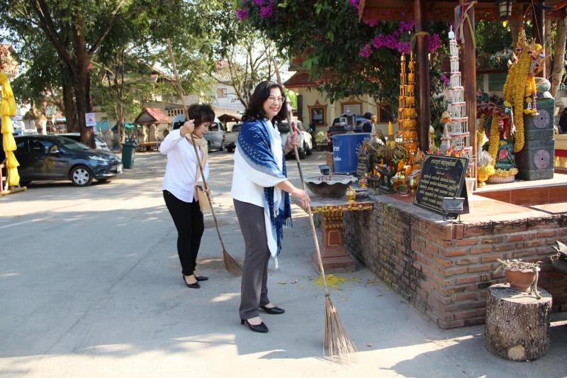 ภาพถ่าย ใช้ปุ่มลูกศร ซ้าย หรือ ขวา เลื่อนภาพถ่าย หรือปุ่มสามเหลี่ยมฉายภาพอัตโนมัติ  ถ้าต้องการบันทึกภาพ ใช้เมาส์คลิกขวาเลือกหัวข้อ  เป็นรูปภาพเป็น.. หรือ save as.. แสดงเต็มจอภาพ กุดปุ่ม F11 