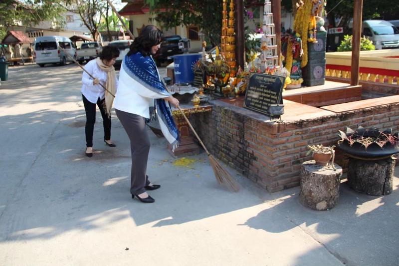 ภาพถ่าย ใช้ปุ่มลูกศร ซ้าย หรือ ขวา เลื่อนภาพถ่าย หรือปุ่มสามเหลี่ยมฉายภาพอัตโนมัติ  ถ้าต้องการบันทึกภาพ ใช้เมาส์คลิกขวาเลือกหัวข้อ  เป็นรูปภาพเป็น.. หรือ save as.. แสดงเต็มจอภาพ กุดปุ่ม F11 