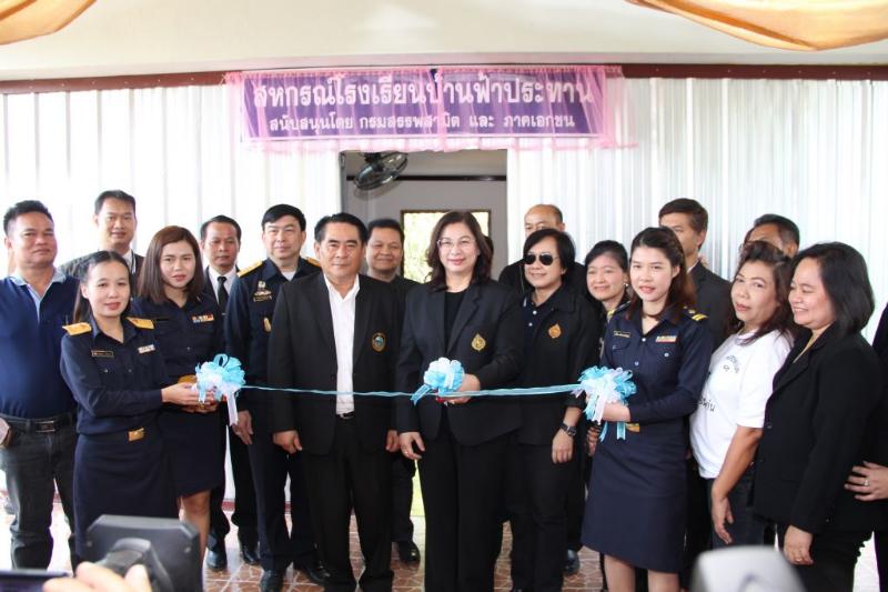 ภาพถ่าย ใช้ปุ่มลูกศร ซ้าย หรือ ขวา เลื่อนภาพถ่าย หรือปุ่มสามเหลี่ยมฉายภาพอัตโนมัติ  ถ้าต้องการบันทึกภาพ ใช้เมาส์คลิกขวาเลือกหัวข้อ  เป็นรูปภาพเป็น.. หรือ save as.. แสดงเต็มจอภาพ กุดปุ่ม F11 