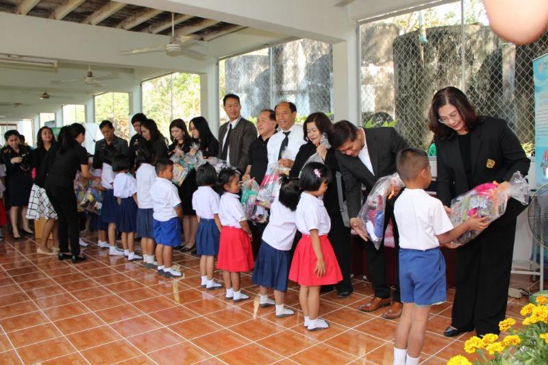 ภาพถ่าย ใช้ปุ่มลูกศร ซ้าย หรือ ขวา เลื่อนภาพถ่าย หรือปุ่มสามเหลี่ยมฉายภาพอัตโนมัติ  ถ้าต้องการบันทึกภาพ ใช้เมาส์คลิกขวาเลือกหัวข้อ  เป็นรูปภาพเป็น.. หรือ save as.. แสดงเต็มจอภาพ กุดปุ่ม F11 