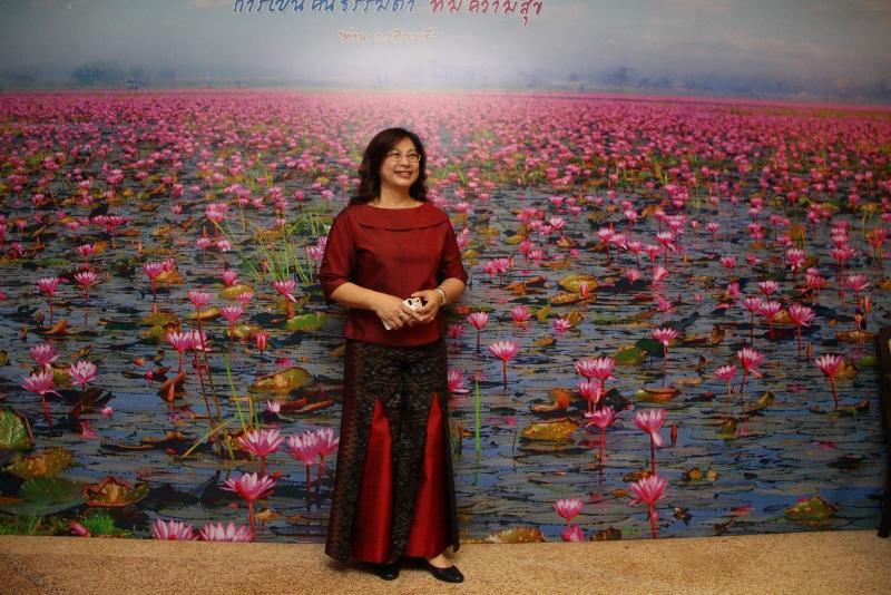 ภาพถ่าย ใช้ปุ่มลูกศร ซ้าย หรือ ขวา เลื่อนภาพถ่าย หรือปุ่มสามเหลี่ยมฉายภาพอัตโนมัติ  ถ้าต้องการบันทึกภาพ ใช้เมาส์คลิกขวาเลือกหัวข้อ  เป็นรูปภาพเป็น.. หรือ save as.. แสดงเต็มจอภาพ กุดปุ่ม F11 