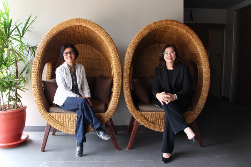 ภาพถ่าย ใช้ปุ่มลูกศร ซ้าย หรือ ขวา เลื่อนภาพถ่าย หรือปุ่มสามเหลี่ยมฉายภาพอัตโนมัติ  ถ้าต้องการบันทึกภาพ ใช้เมาส์คลิกขวาเลือกหัวข้อ  เป็นรูปภาพเป็น.. หรือ save as.. แสดงเต็มจอภาพ กุดปุ่ม F11 