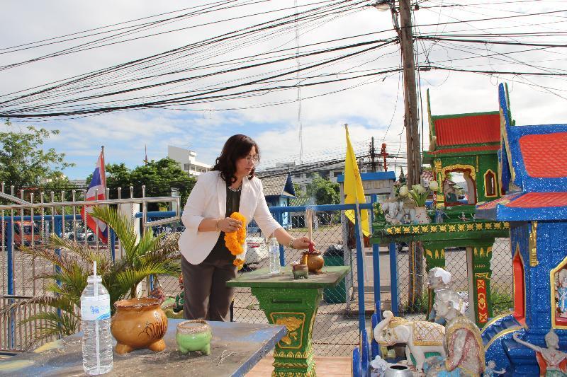 ภาพถ่าย ใช้ปุ่มลูกศร ซ้าย หรือ ขวา เลื่อนภาพถ่าย หรือปุ่มสามเหลี่ยมฉายภาพอัตโนมัติ  ถ้าต้องการบันทึกภาพ ใช้เมาส์คลิกขวาเลือกหัวข้อ  เป็นรูปภาพเป็น.. หรือ save as.. แสดงเต็มจอภาพ กุดปุ่ม F11 