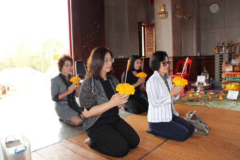 ภาพถ่าย ใช้ปุ่มลูกศร ซ้าย หรือ ขวา เลื่อนภาพถ่าย หรือปุ่มสามเหลี่ยมฉายภาพอัตโนมัติ  ถ้าต้องการบันทึกภาพ ใช้เมาส์คลิกขวาเลือกหัวข้อ  เป็นรูปภาพเป็น.. หรือ save as.. แสดงเต็มจอภาพ กุดปุ่ม F11 