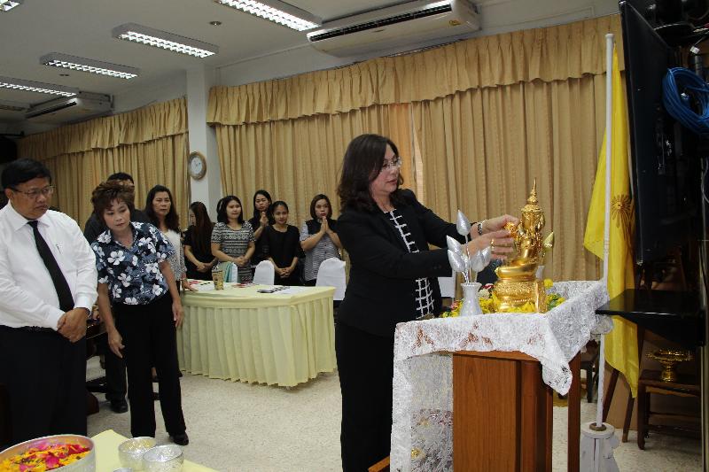 ภาพถ่าย ใช้ปุ่มลูกศร ซ้าย หรือ ขวา เลื่อนภาพถ่าย หรือปุ่มสามเหลี่ยมฉายภาพอัตโนมัติ  ถ้าต้องการบันทึกภาพ ใช้เมาส์คลิกขวาเลือกหัวข้อ  เป็นรูปภาพเป็น.. หรือ save as.. แสดงเต็มจอภาพ กุดปุ่ม F11 