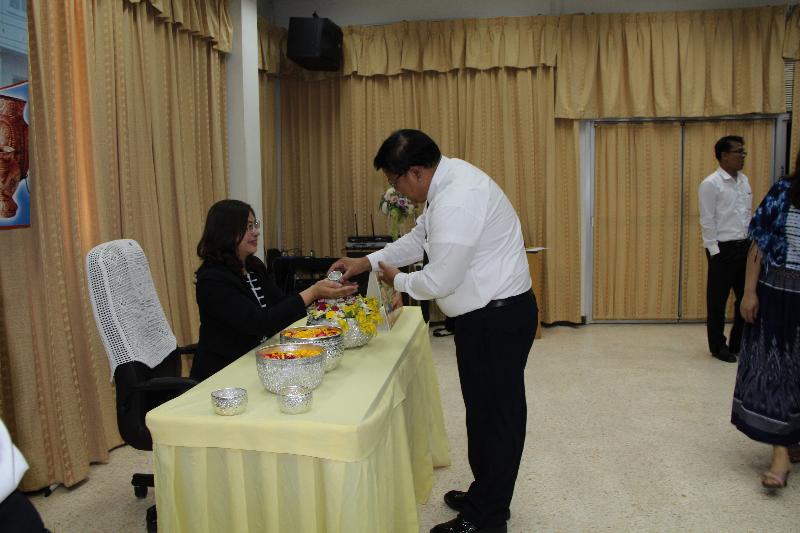 ภาพถ่าย ใช้ปุ่มลูกศร ซ้าย หรือ ขวา เลื่อนภาพถ่าย หรือปุ่มสามเหลี่ยมฉายภาพอัตโนมัติ  ถ้าต้องการบันทึกภาพ ใช้เมาส์คลิกขวาเลือกหัวข้อ  เป็นรูปภาพเป็น.. หรือ save as.. แสดงเต็มจอภาพ กุดปุ่ม F11 