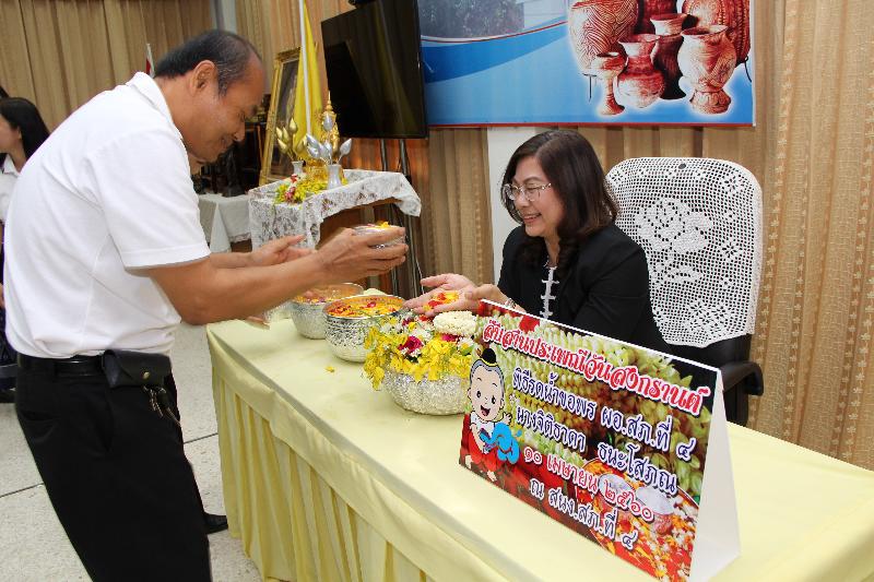 ภาพถ่าย ใช้ปุ่มลูกศร ซ้าย หรือ ขวา เลื่อนภาพถ่าย หรือปุ่มสามเหลี่ยมฉายภาพอัตโนมัติ  ถ้าต้องการบันทึกภาพ ใช้เมาส์คลิกขวาเลือกหัวข้อ  เป็นรูปภาพเป็น.. หรือ save as.. แสดงเต็มจอภาพ กุดปุ่ม F11 