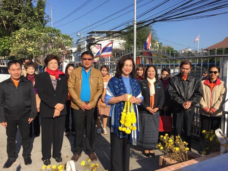 ภาพถ่าย ใช้ปุ่มลูกศร ซ้าย หรือ ขวา เลื่อนภาพถ่าย หรือปุ่มสามเหลี่ยมฉายภาพอัตโนมัติ  ถ้าต้องการบันทึกภาพ ใช้เมาส์คลิกขวาเลือกหัวข้อ  เป็นรูปภาพเป็น.. หรือ save as.. แสดงเต็มจอภาพ กุดปุ่ม F11 