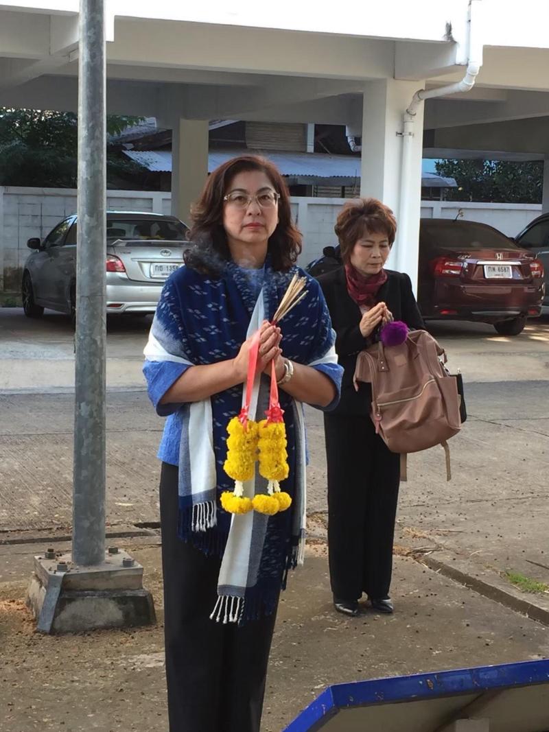 ภาพถ่าย ใช้ปุ่มลูกศร ซ้าย หรือ ขวา เลื่อนภาพถ่าย หรือปุ่มสามเหลี่ยมฉายภาพอัตโนมัติ  ถ้าต้องการบันทึกภาพ ใช้เมาส์คลิกขวาเลือกหัวข้อ  เป็นรูปภาพเป็น.. หรือ save as.. แสดงเต็มจอภาพ กุดปุ่ม F11 