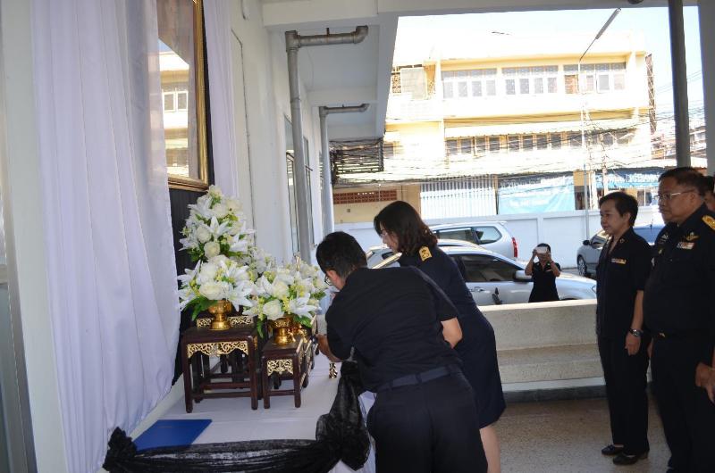 ภาพถ่าย ใช้ปุ่มลูกศร ซ้าย หรือ ขวา เลื่อนภาพถ่าย หรือปุ่มสามเหลี่ยมฉายภาพอัตโนมัติ  ถ้าต้องการบันทึกภาพ ใช้เมาส์คลิกขวาเลือกหัวข้อ  เป็นรูปภาพเป็น.. หรือ save as.. แสดงเต็มจอภาพ กุดปุ่ม F11 