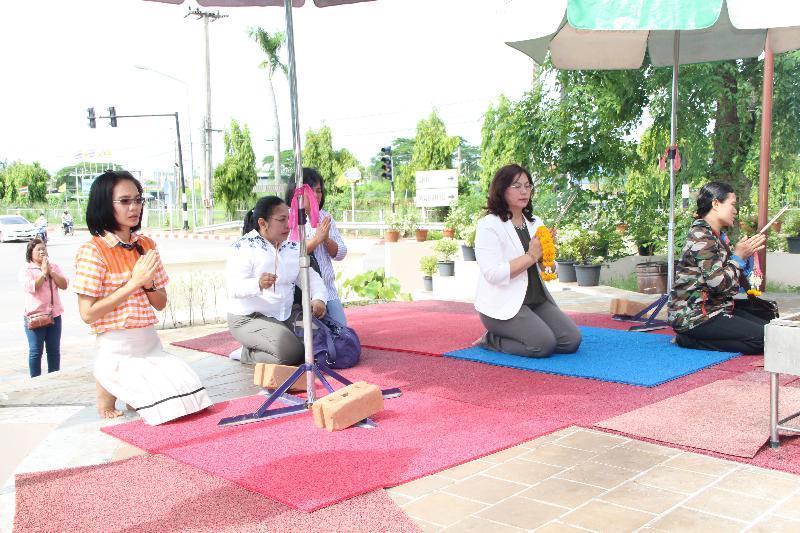 ภาพถ่าย ใช้ปุ่มลูกศร ซ้าย หรือ ขวา เลื่อนภาพถ่าย หรือปุ่มสามเหลี่ยมฉายภาพอัตโนมัติ  ถ้าต้องการบันทึกภาพ ใช้เมาส์คลิกขวาเลือกหัวข้อ  เป็นรูปภาพเป็น.. หรือ save as.. แสดงเต็มจอภาพ กุดปุ่ม F11 