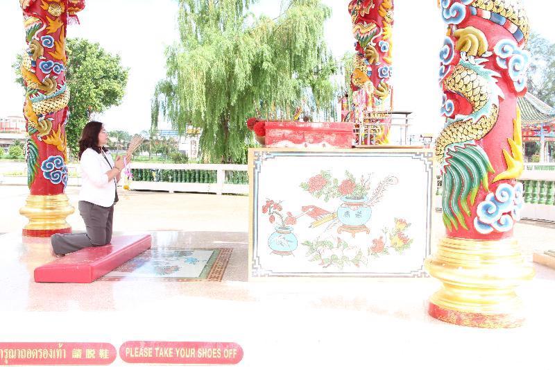 ภาพถ่าย ใช้ปุ่มลูกศร ซ้าย หรือ ขวา เลื่อนภาพถ่าย หรือปุ่มสามเหลี่ยมฉายภาพอัตโนมัติ  ถ้าต้องการบันทึกภาพ ใช้เมาส์คลิกขวาเลือกหัวข้อ  เป็นรูปภาพเป็น.. หรือ save as.. แสดงเต็มจอภาพ กุดปุ่ม F11 