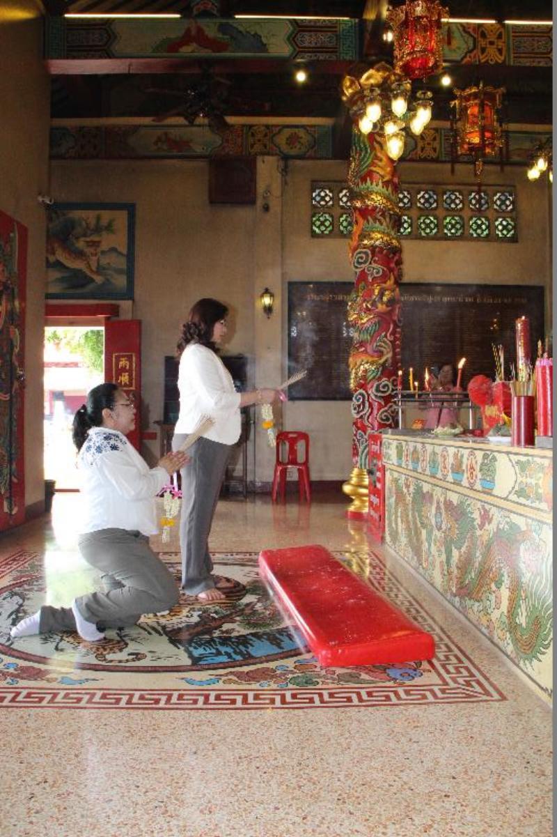 ภาพถ่าย ใช้ปุ่มลูกศร ซ้าย หรือ ขวา เลื่อนภาพถ่าย หรือปุ่มสามเหลี่ยมฉายภาพอัตโนมัติ  ถ้าต้องการบันทึกภาพ ใช้เมาส์คลิกขวาเลือกหัวข้อ  เป็นรูปภาพเป็น.. หรือ save as.. แสดงเต็มจอภาพ กุดปุ่ม F11 