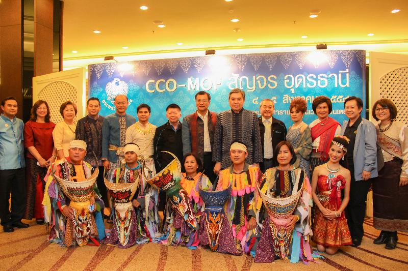 ภาพถ่าย ใช้ปุ่มลูกศร ซ้าย หรือ ขวา เลื่อนภาพถ่าย หรือปุ่มสามเหลี่ยมฉายภาพอัตโนมัติ  ถ้าต้องการบันทึกภาพ ใช้เมาส์คลิกขวาเลือกหัวข้อ  เป็นรูปภาพเป็น.. หรือ save as.. แสดงเต็มจอภาพ กุดปุ่ม F11 