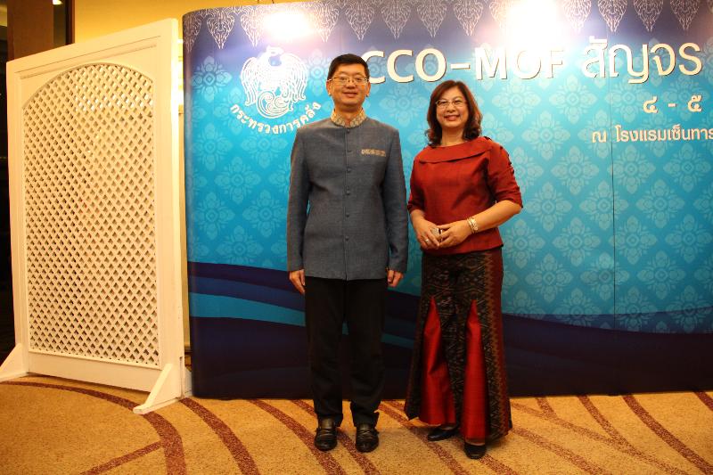 ภาพถ่าย ใช้ปุ่มลูกศร ซ้าย หรือ ขวา เลื่อนภาพถ่าย หรือปุ่มสามเหลี่ยมฉายภาพอัตโนมัติ  ถ้าต้องการบันทึกภาพ ใช้เมาส์คลิกขวาเลือกหัวข้อ  เป็นรูปภาพเป็น.. หรือ save as.. แสดงเต็มจอภาพ กุดปุ่ม F11 