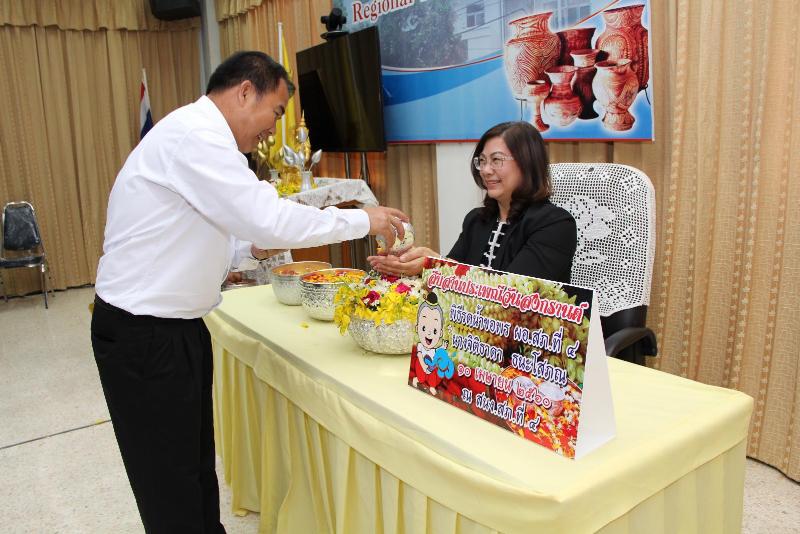 ภาพถ่าย ใช้ปุ่มลูกศร ซ้าย หรือ ขวา เลื่อนภาพถ่าย หรือปุ่มสามเหลี่ยมฉายภาพอัตโนมัติ  ถ้าต้องการบันทึกภาพ ใช้เมาส์คลิกขวาเลือกหัวข้อ  เป็นรูปภาพเป็น.. หรือ save as.. แสดงเต็มจอภาพ กุดปุ่ม F11 