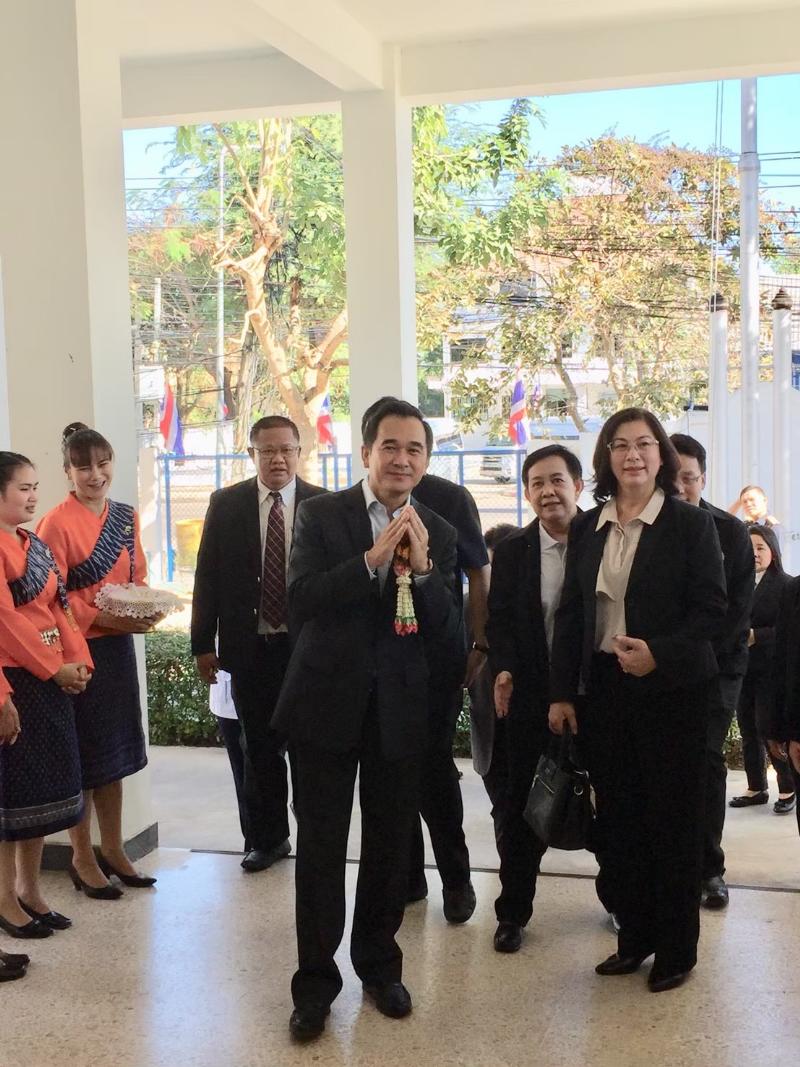 ภาพถ่าย ใช้ปุ่มลูกศร ซ้าย หรือ ขวา เลื่อนภาพถ่าย หรือปุ่มสามเหลี่ยมฉายภาพอัตโนมัติ  ถ้าต้องการบันทึกภาพ ใช้เมาส์คลิกขวาเลือกหัวข้อ  เป็นรูปภาพเป็น.. หรือ save as.. แสดงเต็มจอภาพ กุดปุ่ม F11 