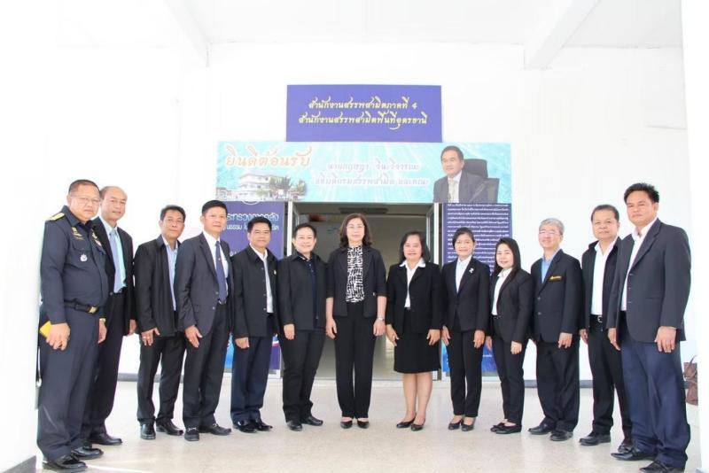 ภาพถ่าย ใช้ปุ่มลูกศร ซ้าย หรือ ขวา เลื่อนภาพถ่าย หรือปุ่มสามเหลี่ยมฉายภาพอัตโนมัติ  ถ้าต้องการบันทึกภาพ ใช้เมาส์คลิกขวาเลือกหัวข้อ  เป็นรูปภาพเป็น.. หรือ save as.. แสดงเต็มจอภาพ กุดปุ่ม F11 