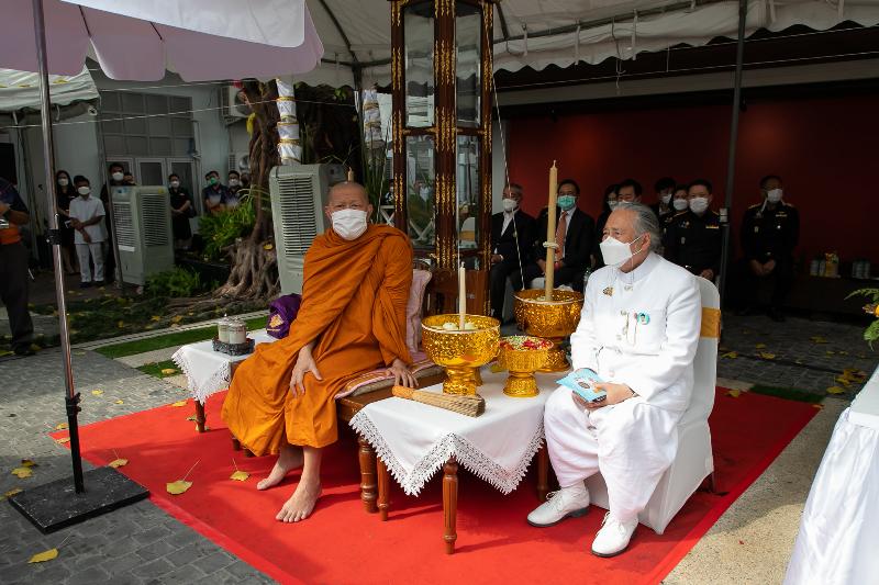 ภาพถ่าย ใช้ปุ่มลูกศร ซ้าย หรือ ขวา เลื่อนภาพถ่าย หรือปุ่มสามเหลี่ยมฉายภาพอัตโนมัติ  ถ้าต้องการบันทึกภาพ ใช้เมาส์คลิกขวาเลือกหัวข้อ  เป็นรูปภาพเป็น.. หรือ save as.. แสดงเต็มจอภาพ กุดปุ่ม F11 