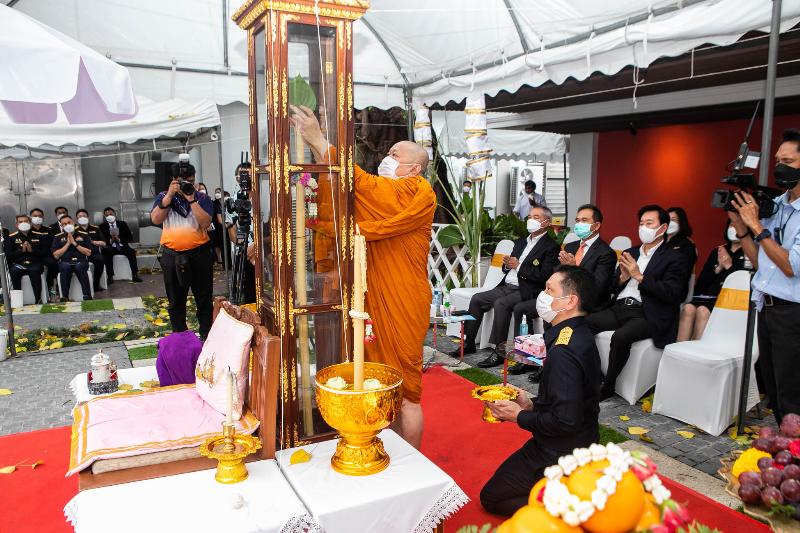 ภาพถ่าย ใช้ปุ่มลูกศร ซ้าย หรือ ขวา เลื่อนภาพถ่าย หรือปุ่มสามเหลี่ยมฉายภาพอัตโนมัติ  ถ้าต้องการบันทึกภาพ ใช้เมาส์คลิกขวาเลือกหัวข้อ  เป็นรูปภาพเป็น.. หรือ save as.. แสดงเต็มจอภาพ กุดปุ่ม F11 