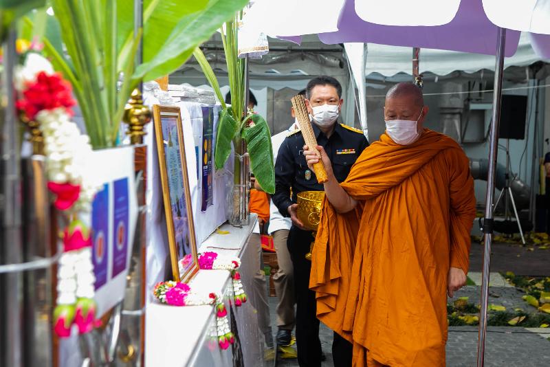 ภาพถ่าย ใช้ปุ่มลูกศร ซ้าย หรือ ขวา เลื่อนภาพถ่าย หรือปุ่มสามเหลี่ยมฉายภาพอัตโนมัติ  ถ้าต้องการบันทึกภาพ ใช้เมาส์คลิกขวาเลือกหัวข้อ  เป็นรูปภาพเป็น.. หรือ save as.. แสดงเต็มจอภาพ กุดปุ่ม F11 