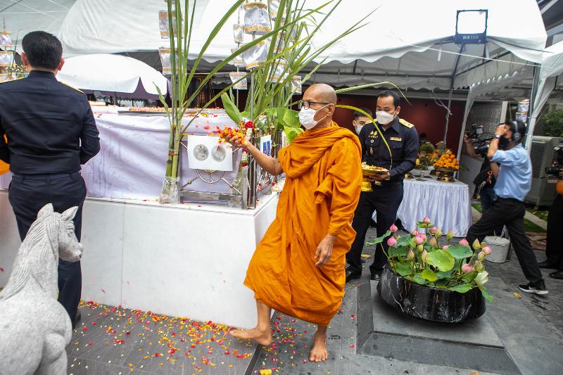 ภาพถ่าย ใช้ปุ่มลูกศร ซ้าย หรือ ขวา เลื่อนภาพถ่าย หรือปุ่มสามเหลี่ยมฉายภาพอัตโนมัติ  ถ้าต้องการบันทึกภาพ ใช้เมาส์คลิกขวาเลือกหัวข้อ  เป็นรูปภาพเป็น.. หรือ save as.. แสดงเต็มจอภาพ กุดปุ่ม F11 