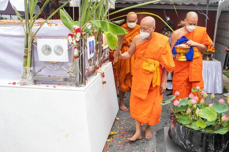 ภาพถ่าย ใช้ปุ่มลูกศร ซ้าย หรือ ขวา เลื่อนภาพถ่าย หรือปุ่มสามเหลี่ยมฉายภาพอัตโนมัติ  ถ้าต้องการบันทึกภาพ ใช้เมาส์คลิกขวาเลือกหัวข้อ  เป็นรูปภาพเป็น.. หรือ save as.. แสดงเต็มจอภาพ กุดปุ่ม F11 