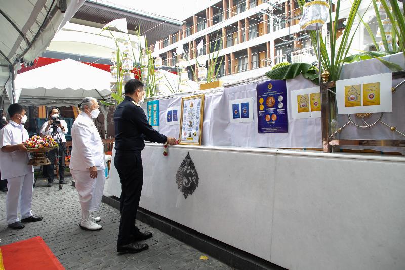 ภาพถ่าย ใช้ปุ่มลูกศร ซ้าย หรือ ขวา เลื่อนภาพถ่าย หรือปุ่มสามเหลี่ยมฉายภาพอัตโนมัติ  ถ้าต้องการบันทึกภาพ ใช้เมาส์คลิกขวาเลือกหัวข้อ  เป็นรูปภาพเป็น.. หรือ save as.. แสดงเต็มจอภาพ กุดปุ่ม F11 