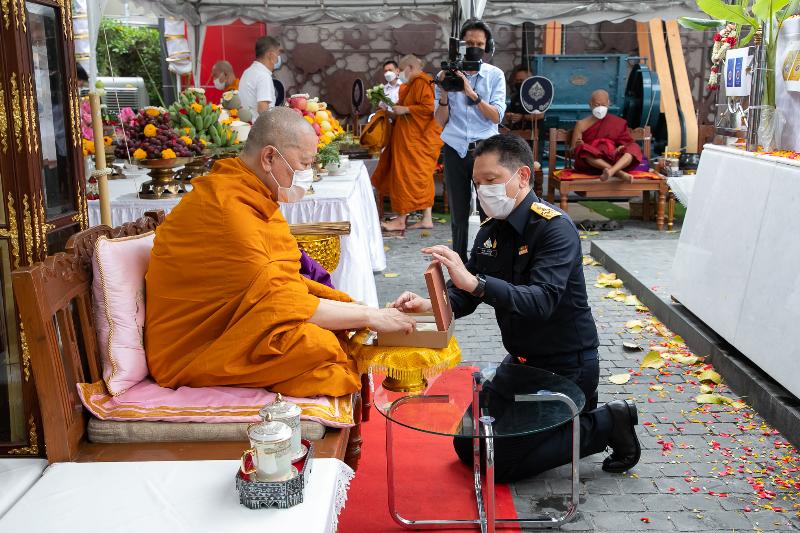 ภาพถ่าย ใช้ปุ่มลูกศร ซ้าย หรือ ขวา เลื่อนภาพถ่าย หรือปุ่มสามเหลี่ยมฉายภาพอัตโนมัติ  ถ้าต้องการบันทึกภาพ ใช้เมาส์คลิกขวาเลือกหัวข้อ  เป็นรูปภาพเป็น.. หรือ save as.. แสดงเต็มจอภาพ กุดปุ่ม F11 