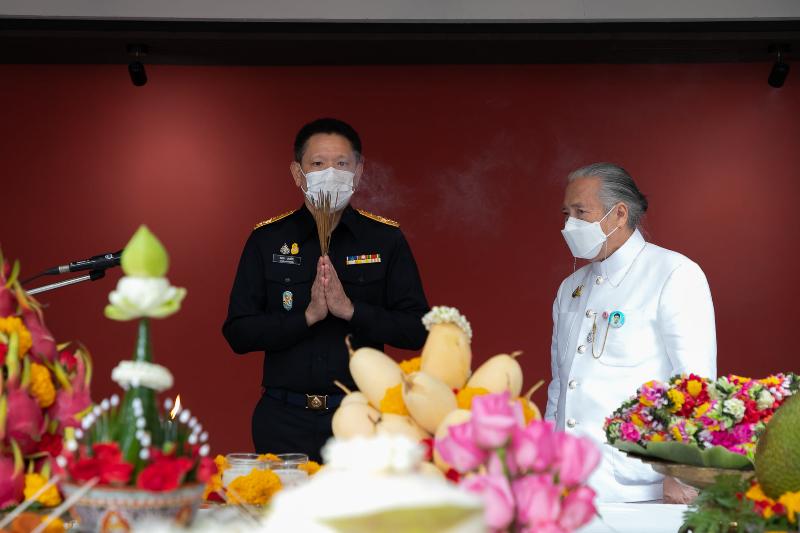 ภาพถ่าย ใช้ปุ่มลูกศร ซ้าย หรือ ขวา เลื่อนภาพถ่าย หรือปุ่มสามเหลี่ยมฉายภาพอัตโนมัติ  ถ้าต้องการบันทึกภาพ ใช้เมาส์คลิกขวาเลือกหัวข้อ  เป็นรูปภาพเป็น.. หรือ save as.. แสดงเต็มจอภาพ กุดปุ่ม F11 