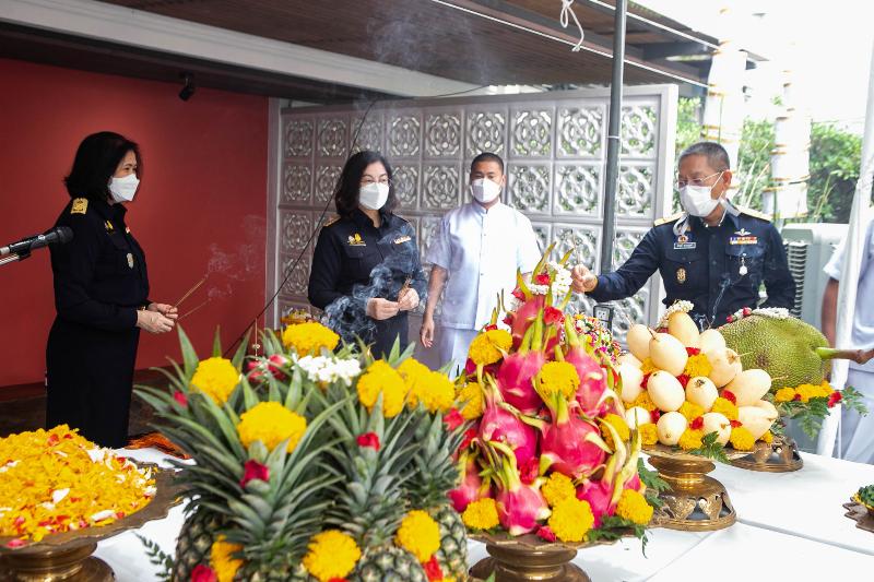 ภาพถ่าย ใช้ปุ่มลูกศร ซ้าย หรือ ขวา เลื่อนภาพถ่าย หรือปุ่มสามเหลี่ยมฉายภาพอัตโนมัติ  ถ้าต้องการบันทึกภาพ ใช้เมาส์คลิกขวาเลือกหัวข้อ  เป็นรูปภาพเป็น.. หรือ save as.. แสดงเต็มจอภาพ กุดปุ่ม F11 