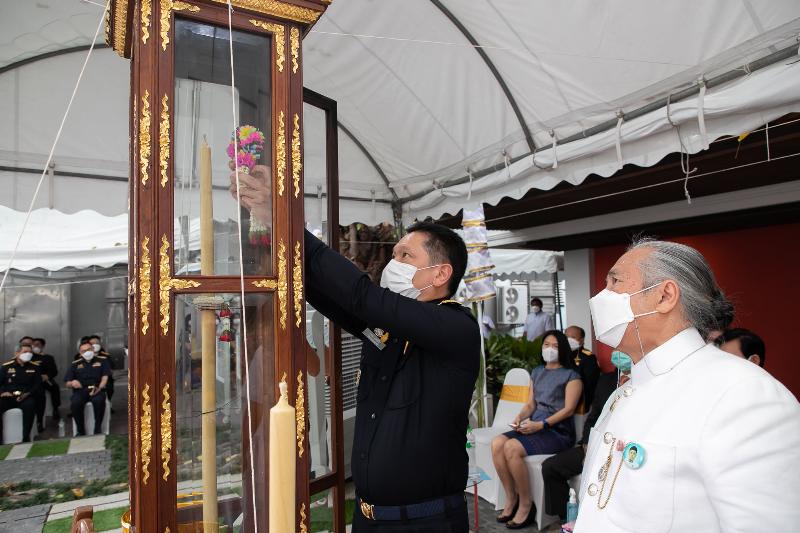 ภาพถ่าย ใช้ปุ่มลูกศร ซ้าย หรือ ขวา เลื่อนภาพถ่าย หรือปุ่มสามเหลี่ยมฉายภาพอัตโนมัติ  ถ้าต้องการบันทึกภาพ ใช้เมาส์คลิกขวาเลือกหัวข้อ  เป็นรูปภาพเป็น.. หรือ save as.. แสดงเต็มจอภาพ กุดปุ่ม F11 