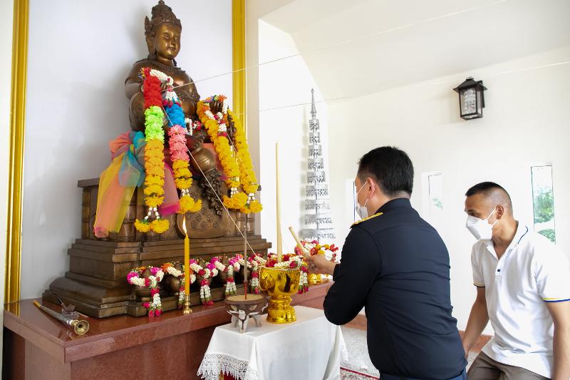 ภาพถ่าย ใช้ปุ่มลูกศร ซ้าย หรือ ขวา เลื่อนภาพถ่าย หรือปุ่มสามเหลี่ยมฉายภาพอัตโนมัติ  ถ้าต้องการบันทึกภาพ ใช้เมาส์คลิกขวาเลือกหัวข้อ  เป็นรูปภาพเป็น.. หรือ save as.. แสดงเต็มจอภาพ กุดปุ่ม F11 