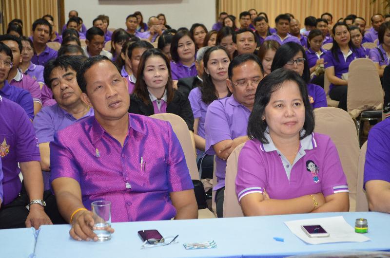 ภาพถ่าย ใช้ปุ่มลูกศร ซ้าย หรือ ขวา เลื่อนภาพถ่าย หรือปุ่มสามเหลี่ยมฉายภาพอัตโนมัติ  ถ้าต้องการบันทึกภาพ ใช้เมาส์คลิกขวาเลือกหัวข้อ  เป็นรูปภาพเป็น.. หรือ save as.. แสดงเต็มจอภาพ กุดปุ่ม F11 