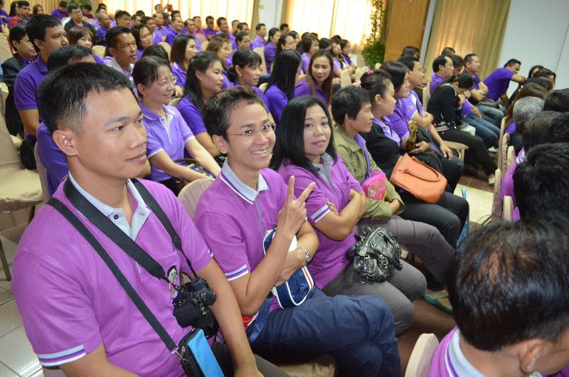 ภาพถ่าย ใช้ปุ่มลูกศร ซ้าย หรือ ขวา เลื่อนภาพถ่าย หรือปุ่มสามเหลี่ยมฉายภาพอัตโนมัติ  ถ้าต้องการบันทึกภาพ ใช้เมาส์คลิกขวาเลือกหัวข้อ  เป็นรูปภาพเป็น.. หรือ save as.. แสดงเต็มจอภาพ กุดปุ่ม F11 