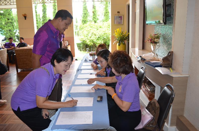 ภาพถ่าย ใช้ปุ่มลูกศร ซ้าย หรือ ขวา เลื่อนภาพถ่าย หรือปุ่มสามเหลี่ยมฉายภาพอัตโนมัติ  ถ้าต้องการบันทึกภาพ ใช้เมาส์คลิกขวาเลือกหัวข้อ  เป็นรูปภาพเป็น.. หรือ save as.. แสดงเต็มจอภาพ กุดปุ่ม F11 