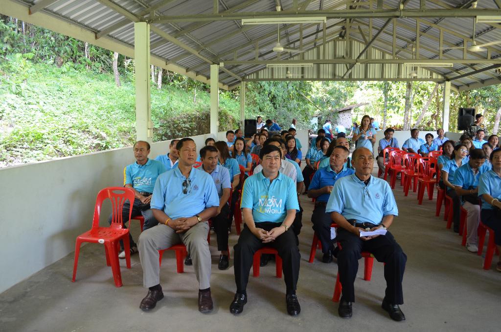 ภาพถ่าย ใช้ปุ่มลูกศร ซ้าย หรือ ขวา เลื่อนภาพถ่าย หรือปุ่มสามเหลี่ยมฉายภาพอัตโนมัติ  ถ้าต้องการบันทึกภาพ ใช้เมาส์คลิกขวาเลือกหัวข้อ  เป็นรูปภาพเป็น.. หรือ save as.. แสดงเต็มจอภาพ กุดปุ่ม F11 