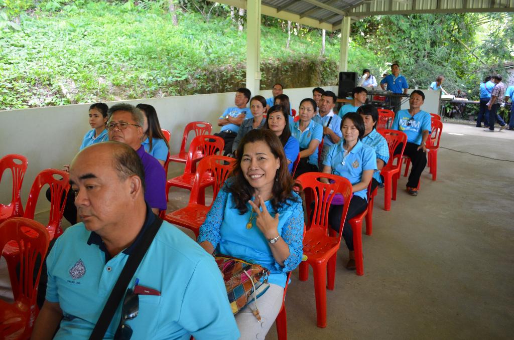 ภาพถ่าย ใช้ปุ่มลูกศร ซ้าย หรือ ขวา เลื่อนภาพถ่าย หรือปุ่มสามเหลี่ยมฉายภาพอัตโนมัติ  ถ้าต้องการบันทึกภาพ ใช้เมาส์คลิกขวาเลือกหัวข้อ  เป็นรูปภาพเป็น.. หรือ save as.. แสดงเต็มจอภาพ กุดปุ่ม F11 