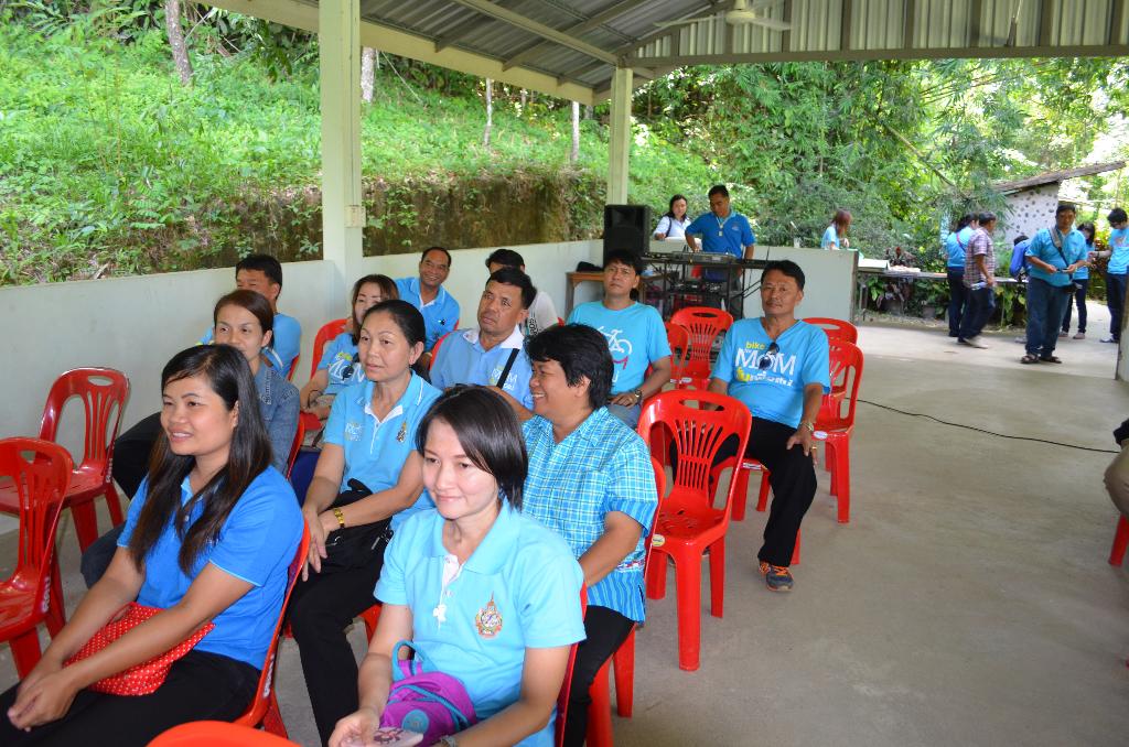 ภาพถ่าย ใช้ปุ่มลูกศร ซ้าย หรือ ขวา เลื่อนภาพถ่าย หรือปุ่มสามเหลี่ยมฉายภาพอัตโนมัติ  ถ้าต้องการบันทึกภาพ ใช้เมาส์คลิกขวาเลือกหัวข้อ  เป็นรูปภาพเป็น.. หรือ save as.. แสดงเต็มจอภาพ กุดปุ่ม F11 