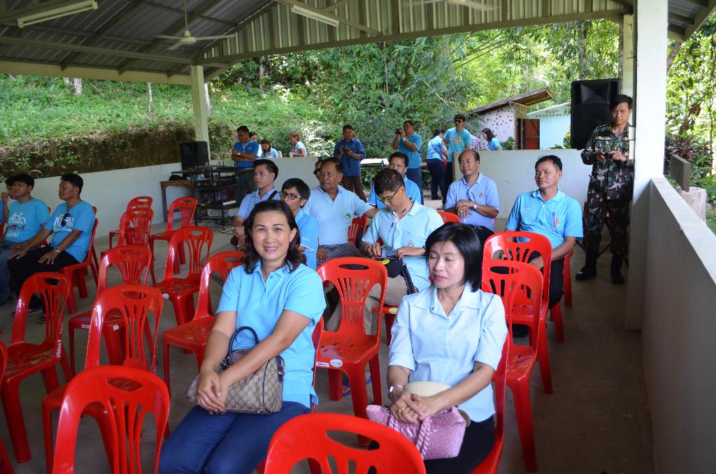 ภาพถ่าย ใช้ปุ่มลูกศร ซ้าย หรือ ขวา เลื่อนภาพถ่าย หรือปุ่มสามเหลี่ยมฉายภาพอัตโนมัติ  ถ้าต้องการบันทึกภาพ ใช้เมาส์คลิกขวาเลือกหัวข้อ  เป็นรูปภาพเป็น.. หรือ save as.. แสดงเต็มจอภาพ กุดปุ่ม F11 